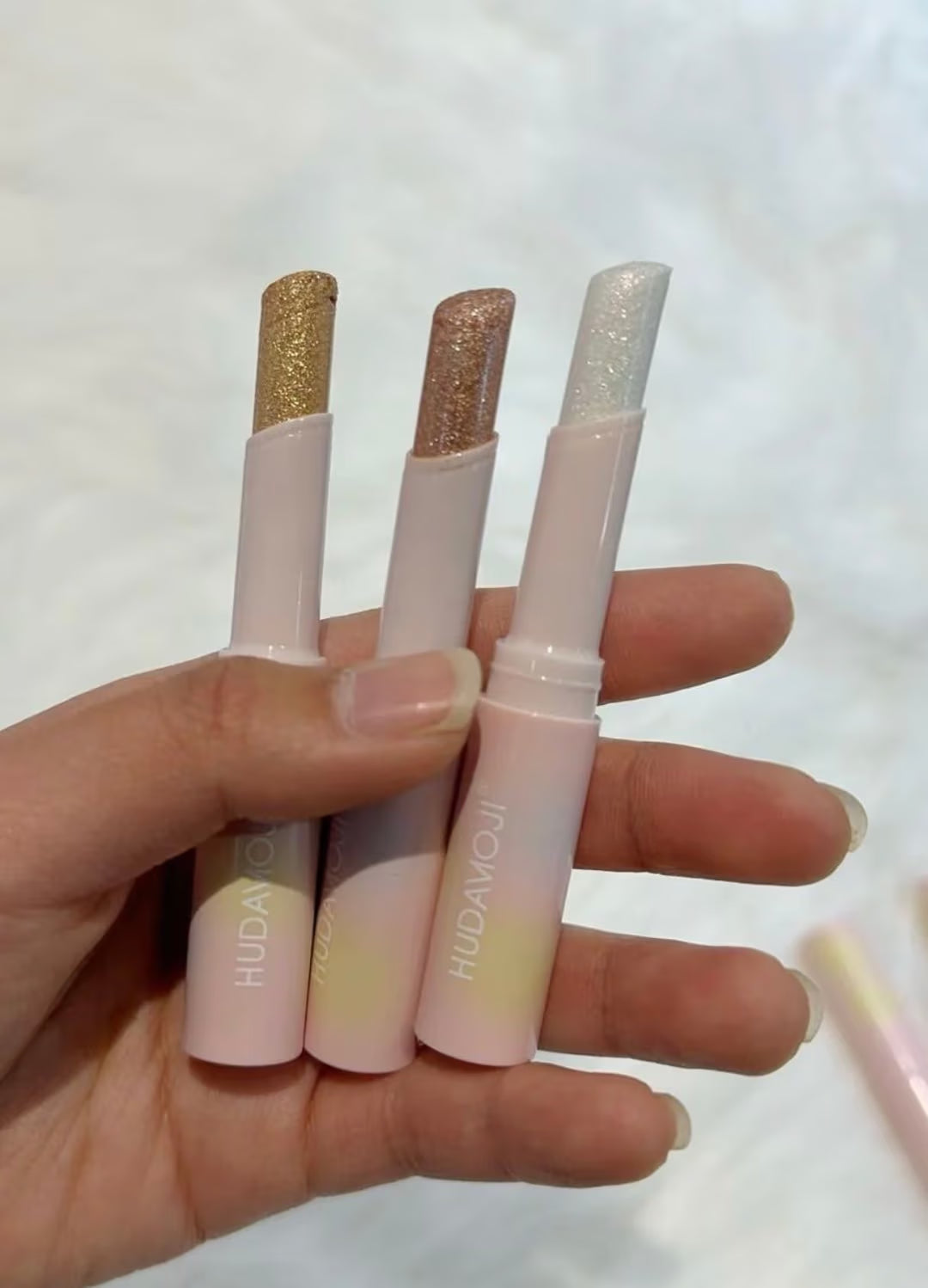 اشتري المجموعة المكونة من 6 الوان بسعر 13 دينار HUDAMOJI 2 IN 1 Highlighter Eyeshadow Stick